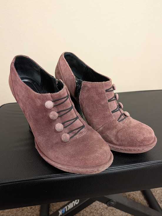Born Shoes - Born Crown 8 Mauve Suede Button‎ Accent Ankle Boots